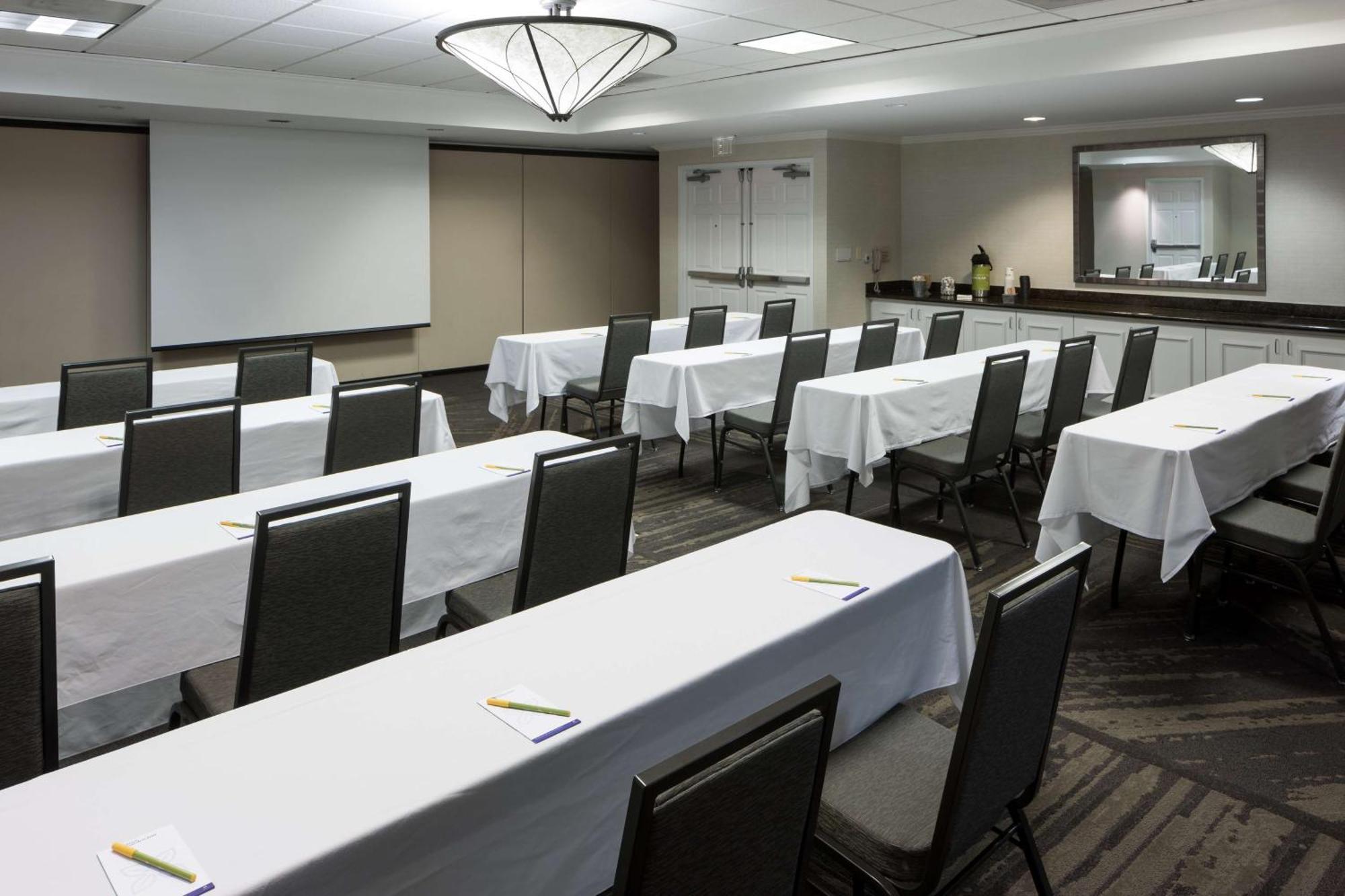 Hotel Hilton Garden Airport 3*